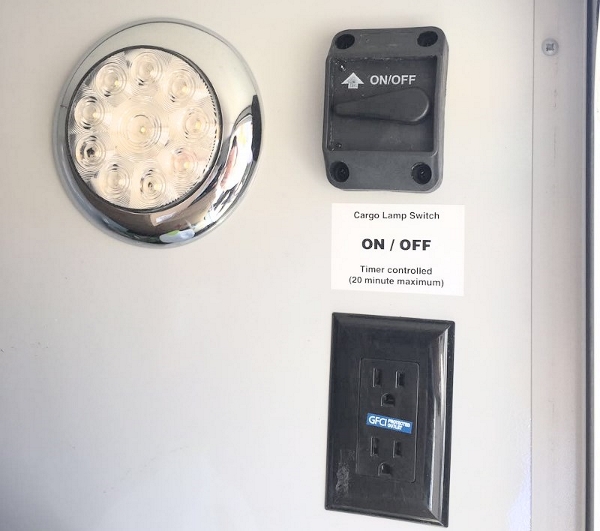 美国房车使用说明-储物空间里的灯