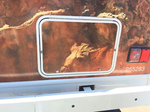 美加房车-储物空间的舱口