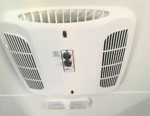 房车内部冷暖气