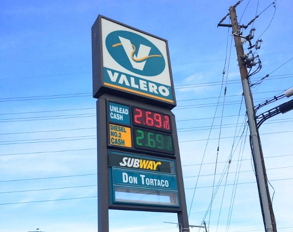 房车自驾-加油站