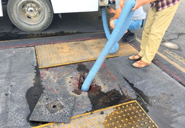 美国房车自驾-加油站上下水