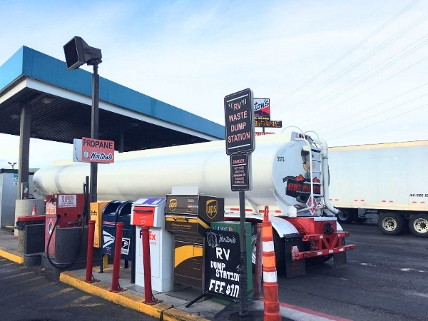 房车自驾-加油站的补给