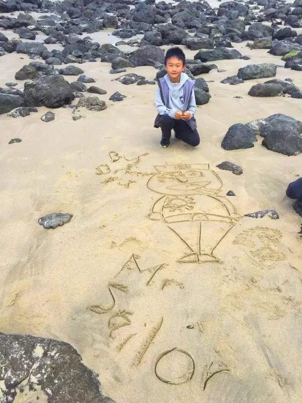 带孩子房车自驾-在沙滩上画画