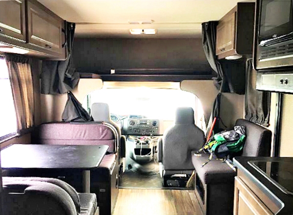 美加房车内部设施-房车前半部