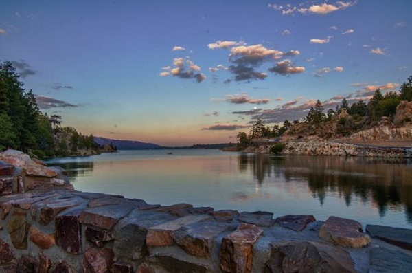 房车自驾途经熊湖