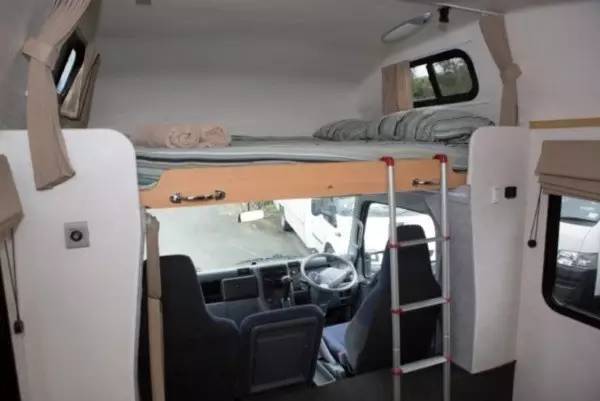 房车驾驶座上方的床铺