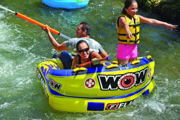 熔岩温泉村的水上活动