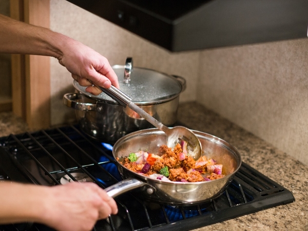 美加房车内的配置-锅和平底锅