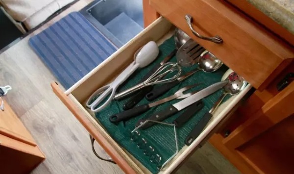 美加房车上的配置-厨房用具